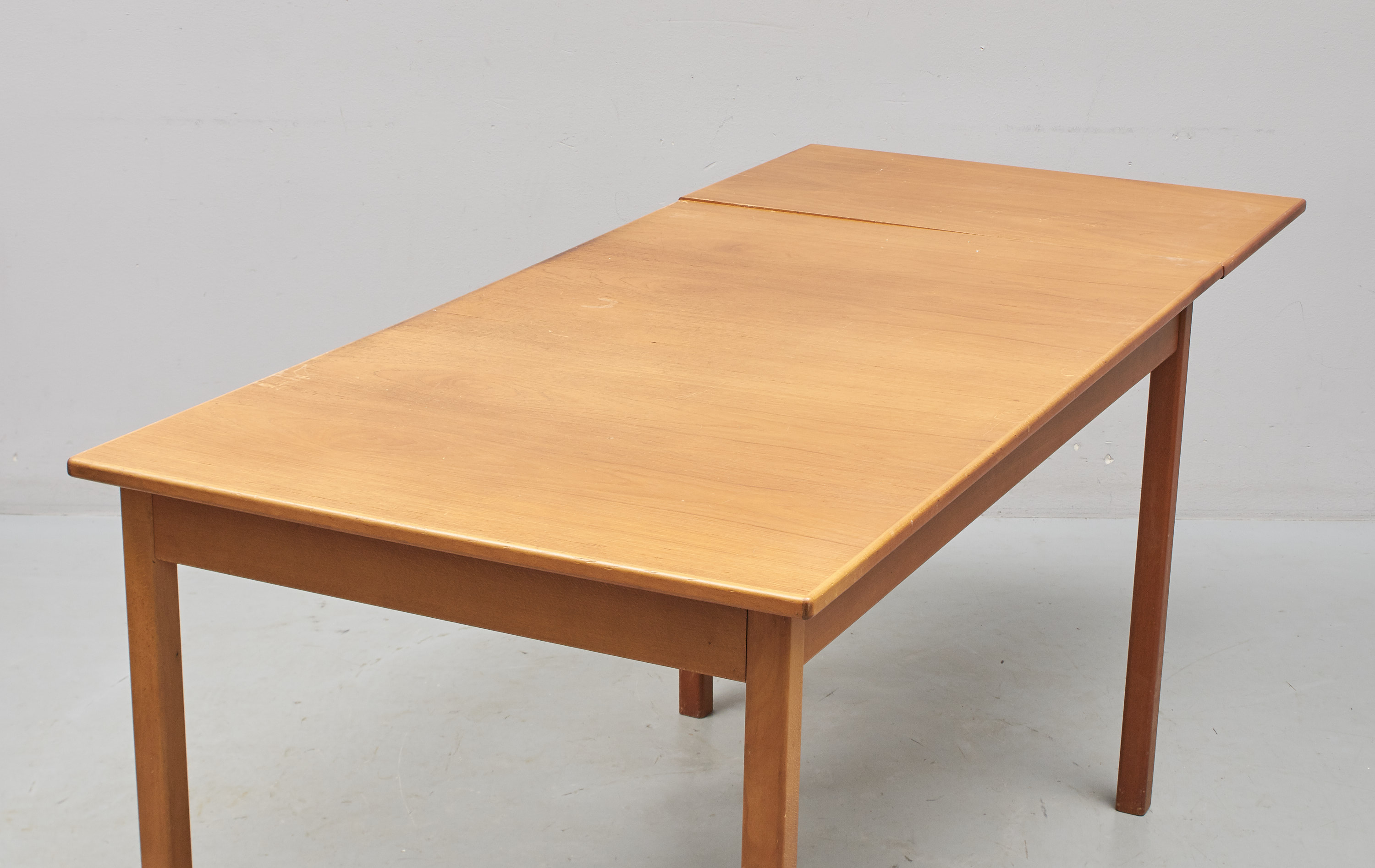 Matbord med låda, 1960 tal, teak, med klaff, Gärsnäs. Längd Matbord med låda, 1960 tal, teak, med klaff, Gärsnäs. Längd